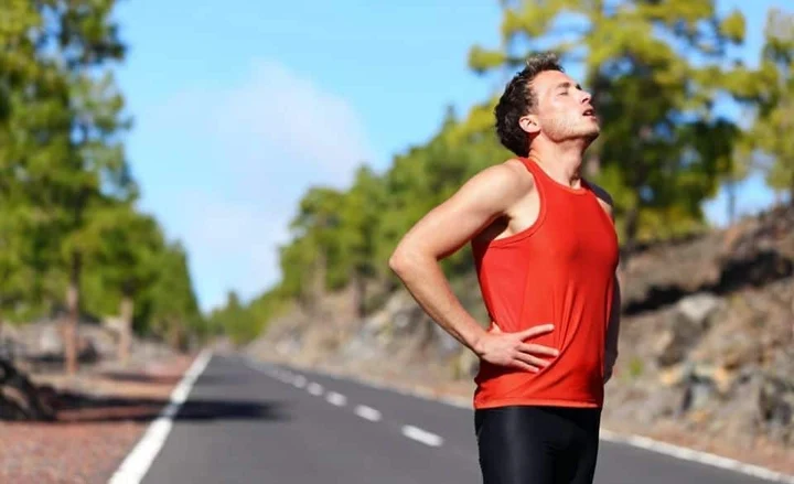 Vapotage et sport : coureur mesurant sa fréquence cardiaque