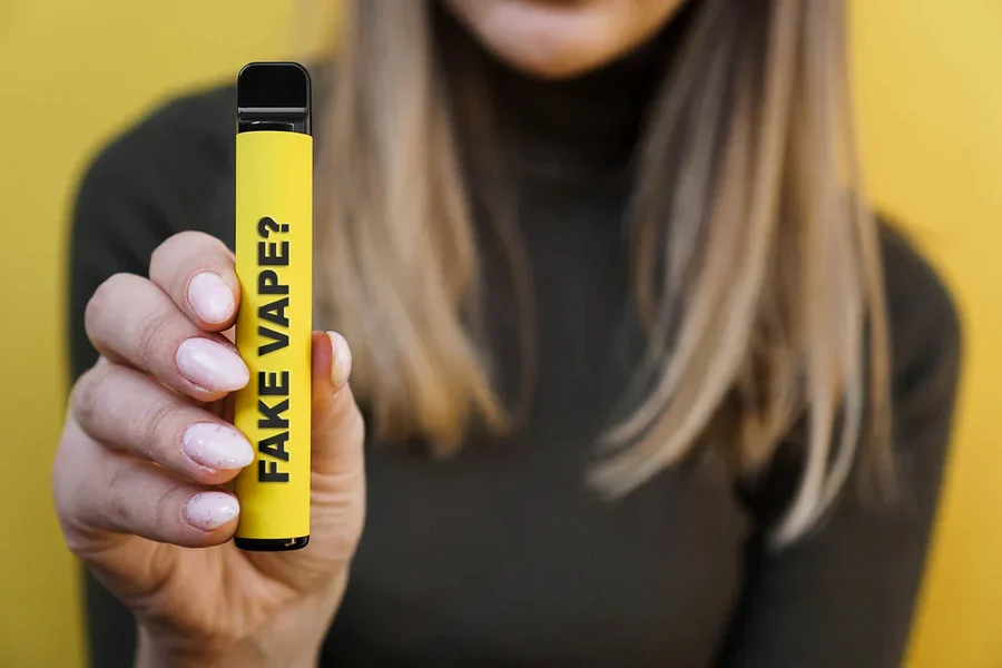 Emballage d'une fausse puff avec étiquette collée sur le taux de nicotine